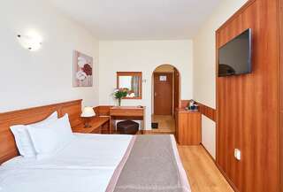 Отель Hotel Venus Солнечный Берег Двухместный номер с 2 отдельными кроватями и балконом-1
